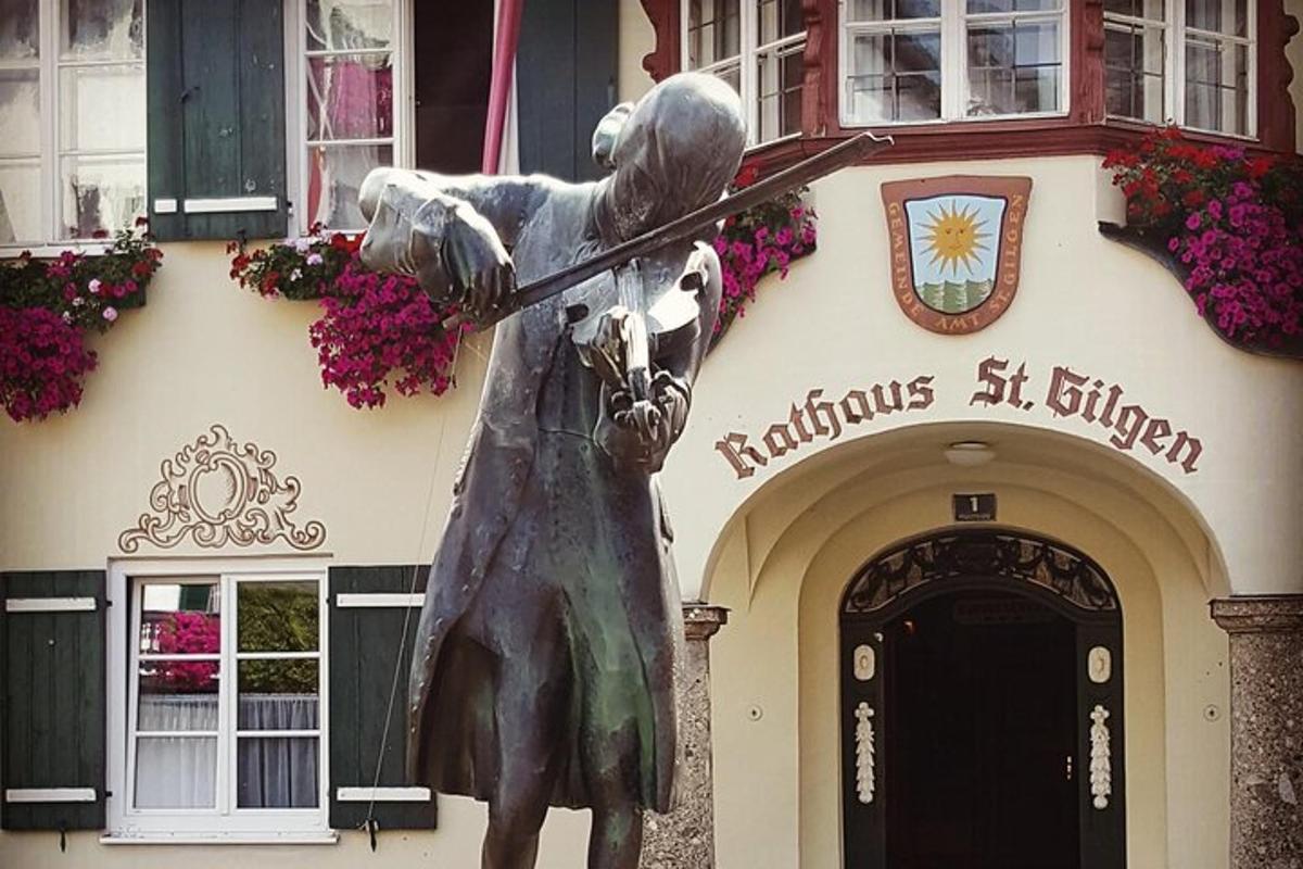 una statua di una donna che tiene in mano un aeroplano davanti a un edificio
