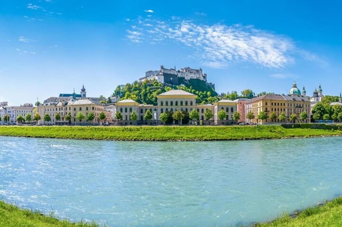 una vista di una città con un fiume e degli edifici