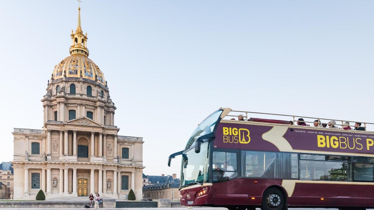 a bus is parked in front of a building