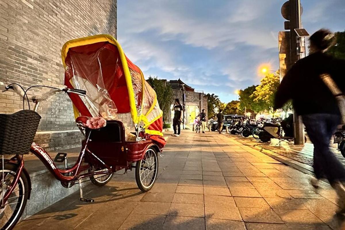 ein rot-gelber Kinderwagen an einem Fahrrad befestigt