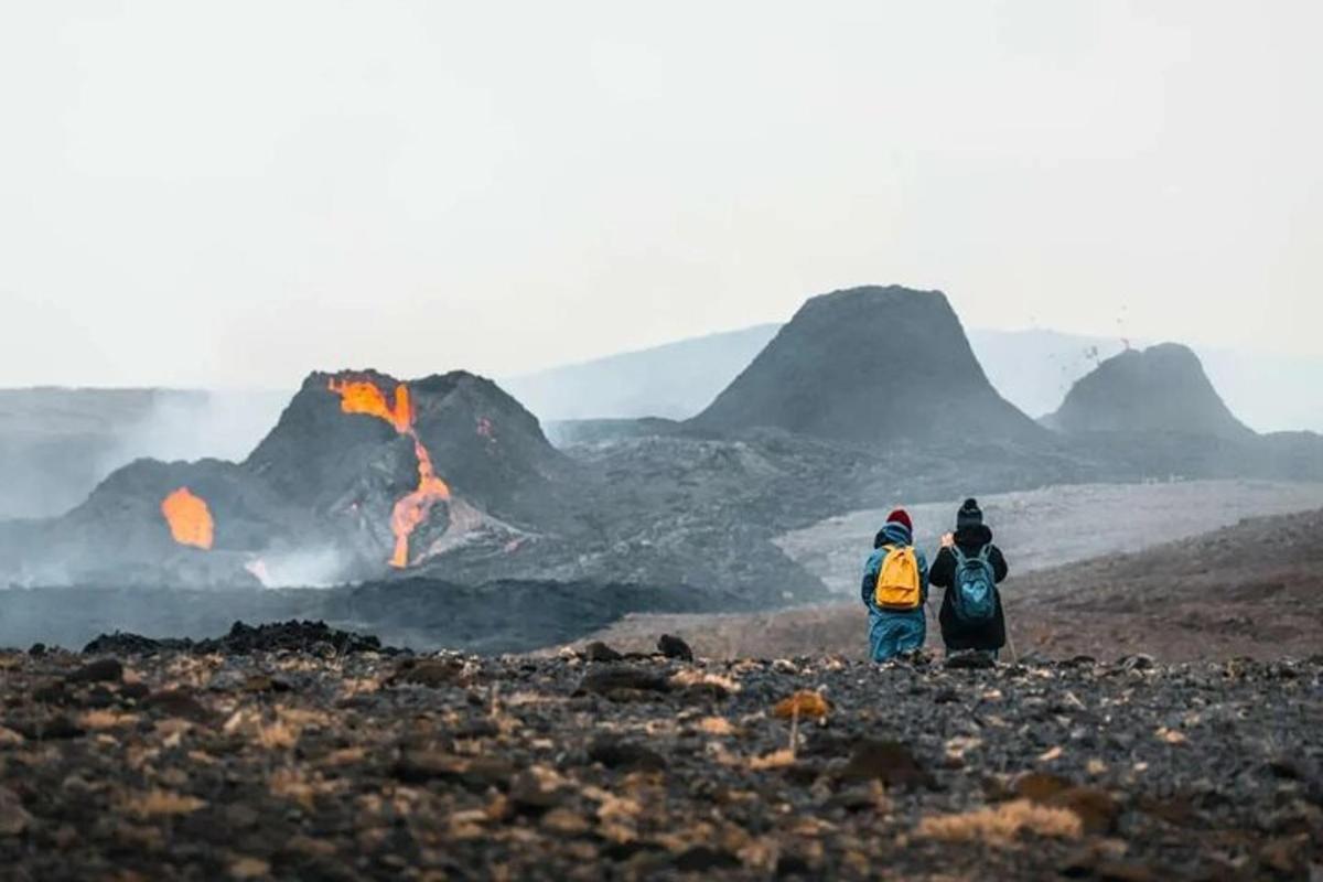 to personer som står på et fjell og ser på en fjellutsikt