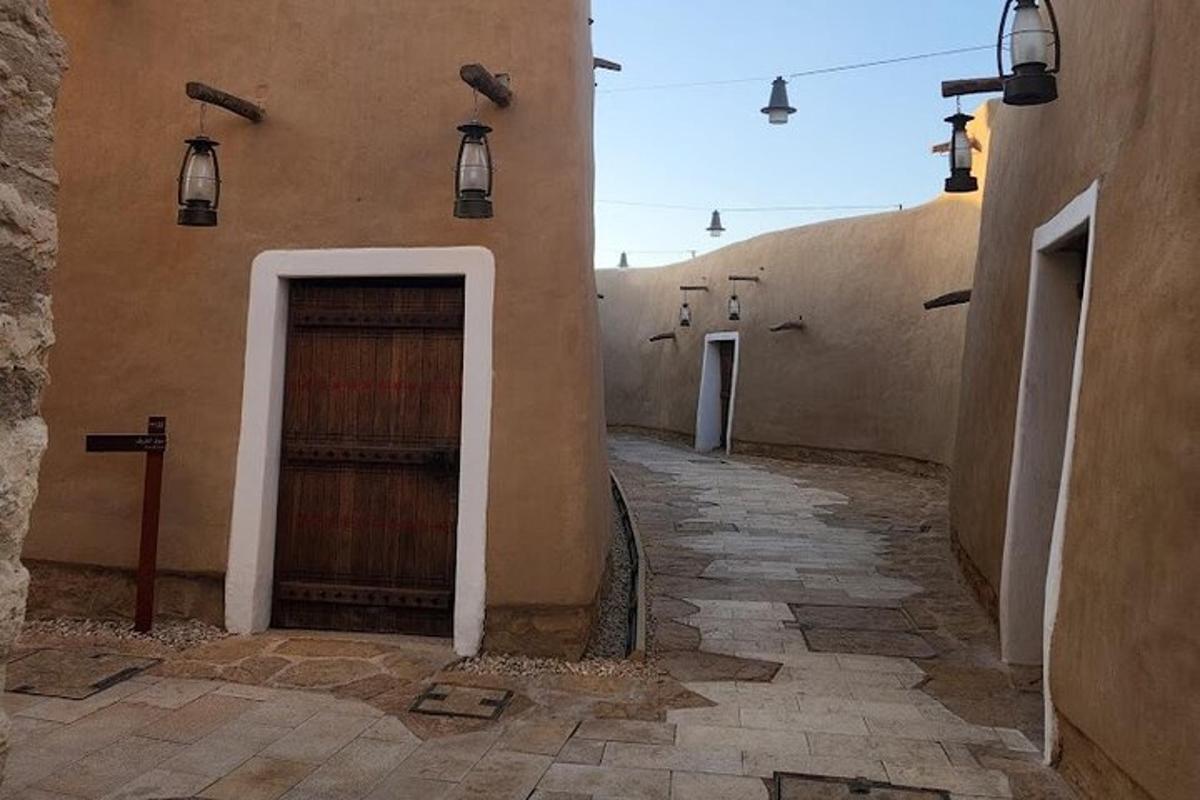 un callejón con dos entradas a un edificio