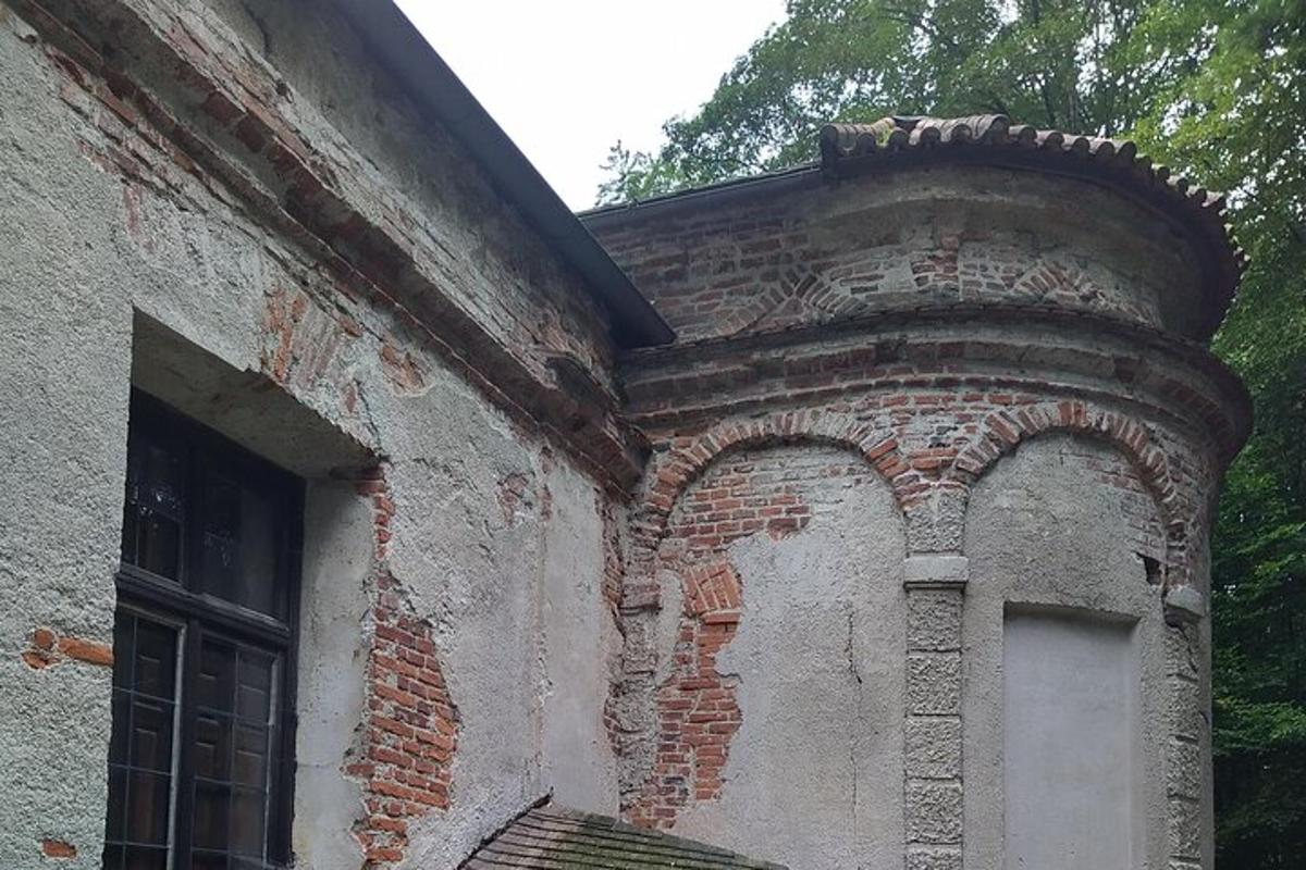 an old brick building with an archway on it