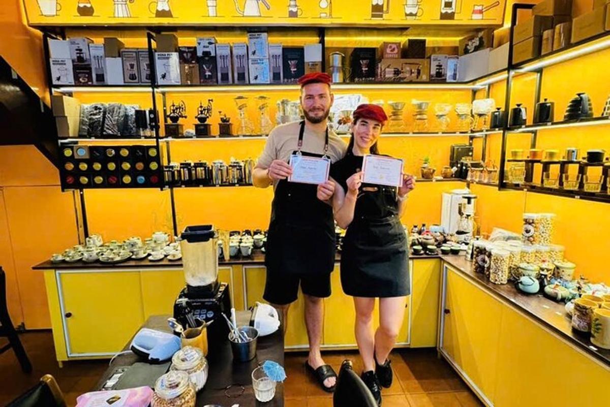 muž a žena stojaci v obchode s certifikátmi