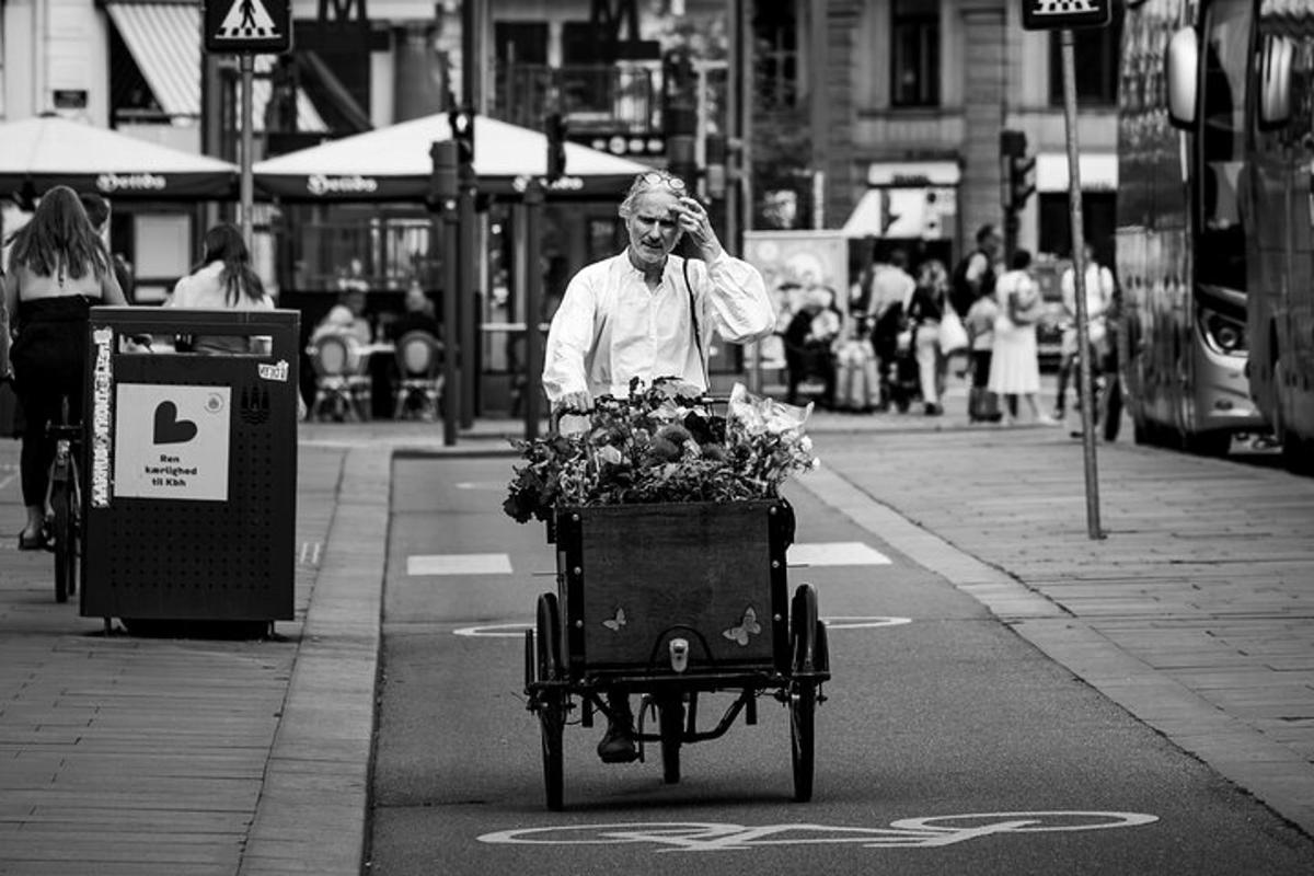 un uomo spinge un carretto con un fiore