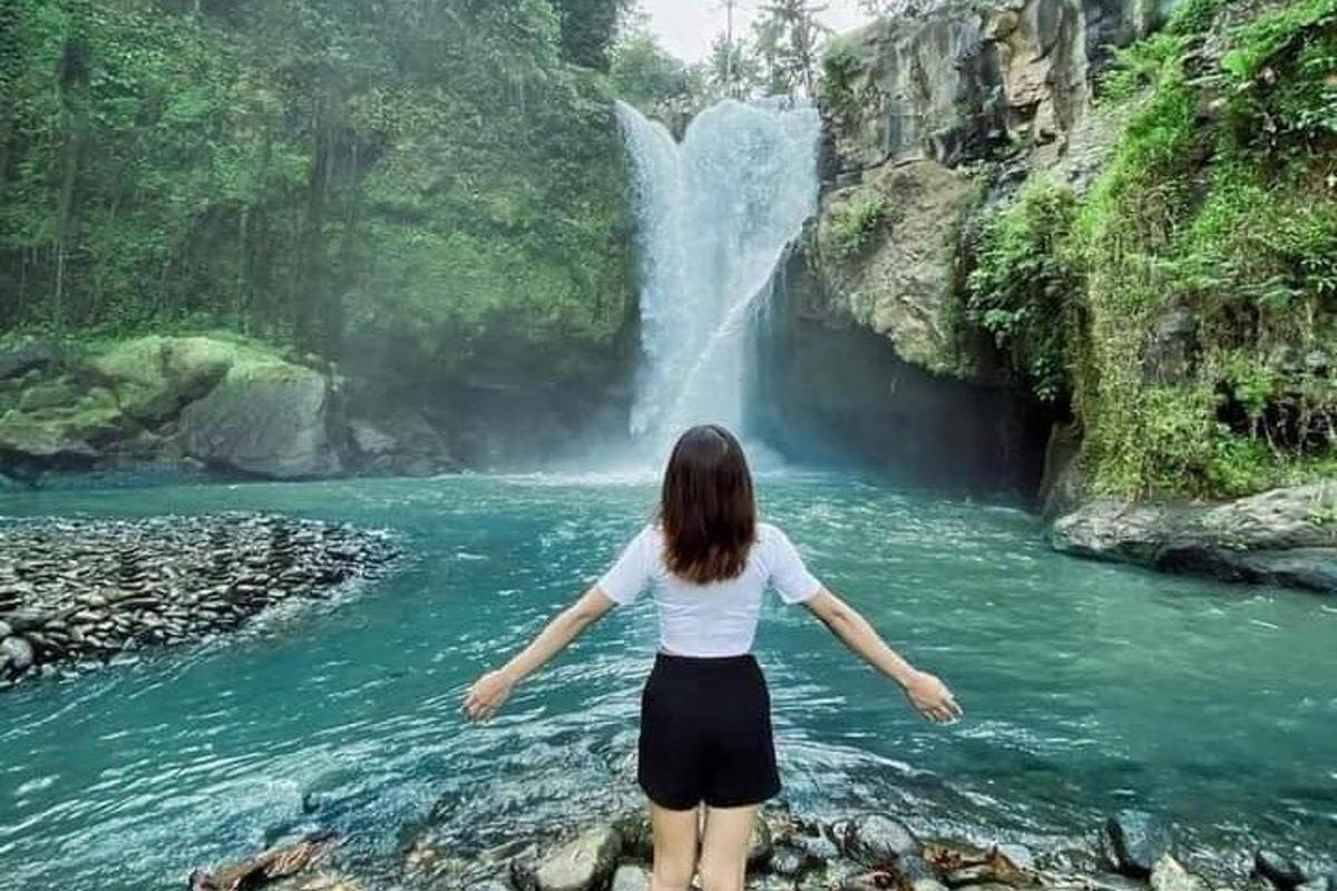 站在瀑布前的女人