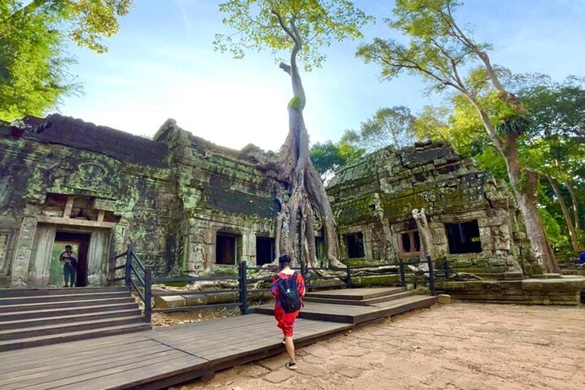 một người phụ nữ đang đi bộ trước một tòa nhà cũ
