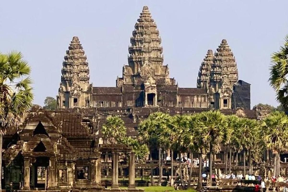 một ngôi đền có cây cọ ở phía trước