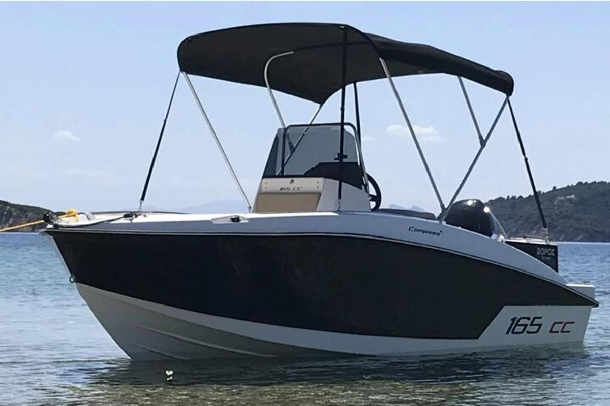 um barco preto e branco sentado na água