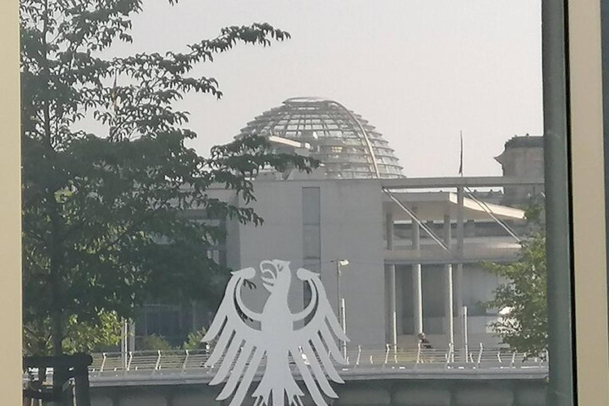 sebuah bangunan dengan patung matahari di hadapannya