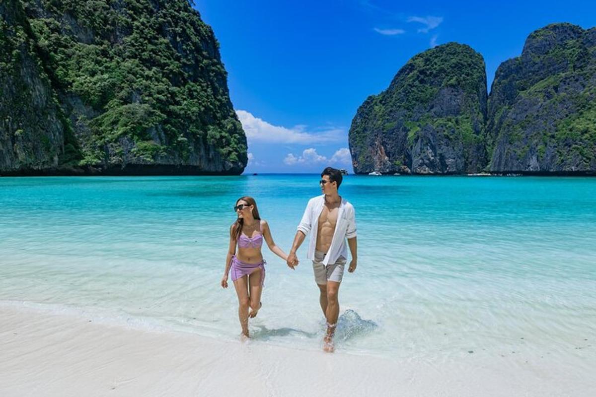 un uomo e una donna che camminano sulla spiaggia