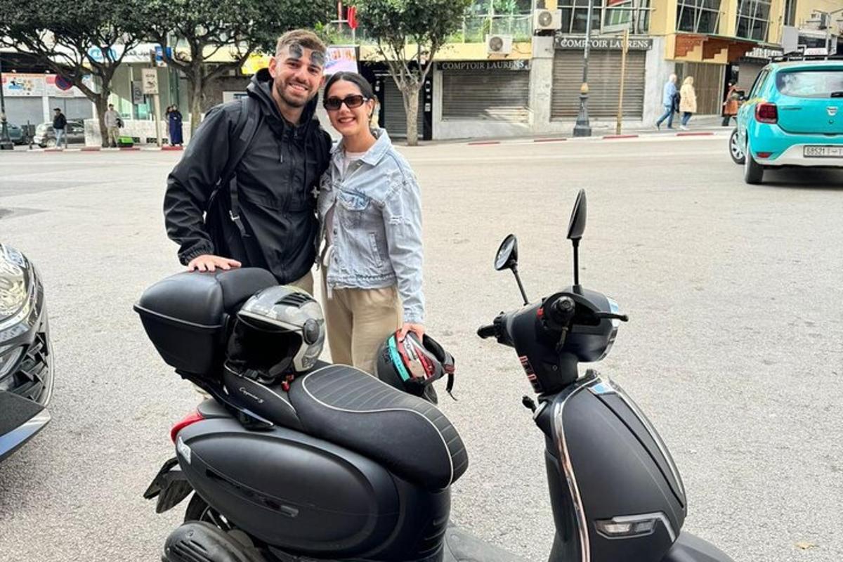 ένας άνδρας και μια γυναίκα που στέκονται δίπλα σε ένα σκούτερ