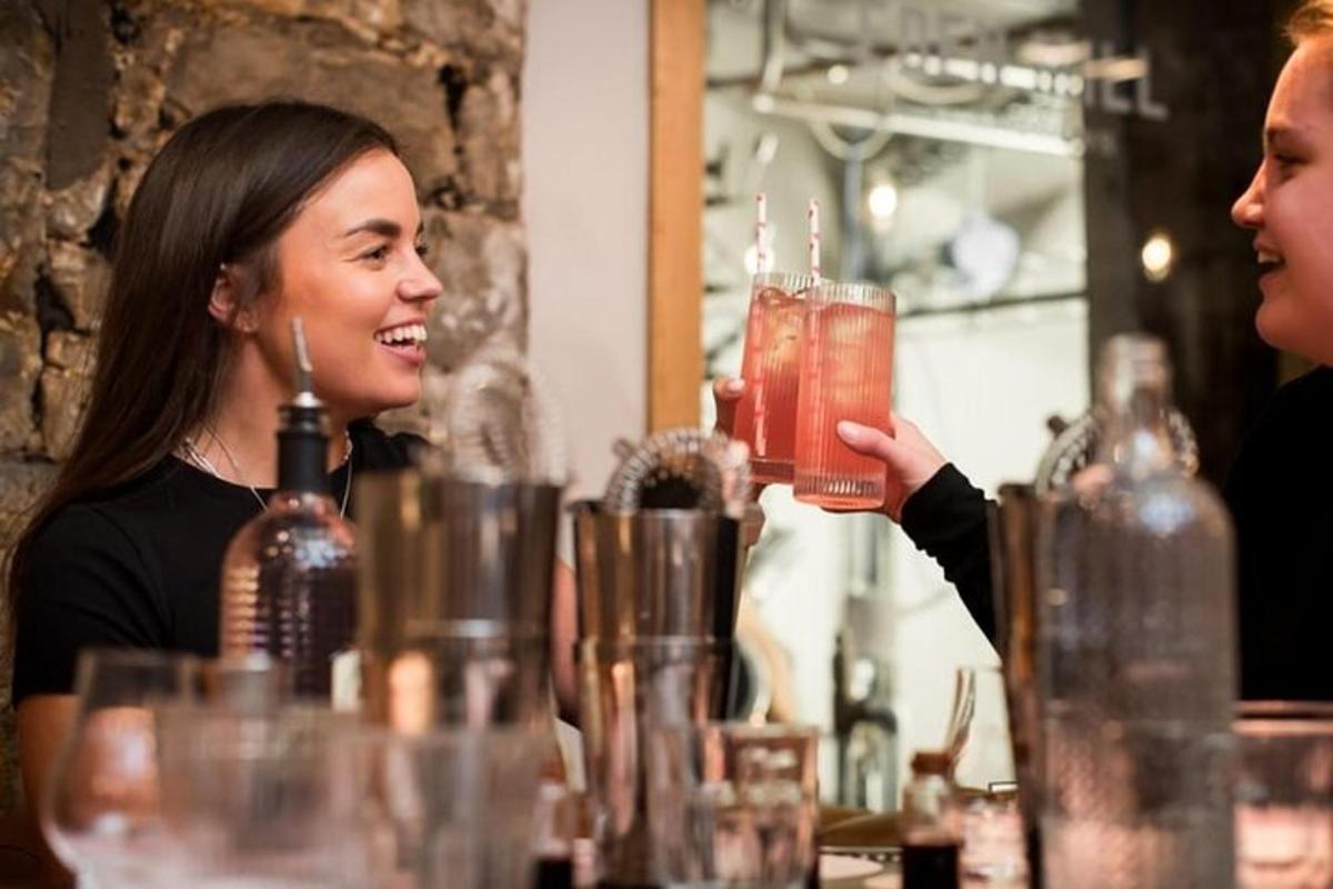 een vrouw houdt een drankje in een glas