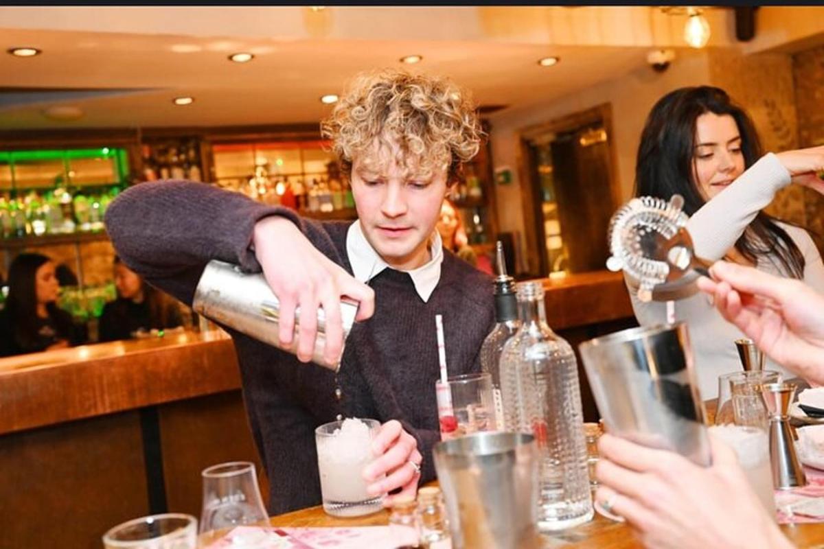 mladý muž si dáva drink v bare
