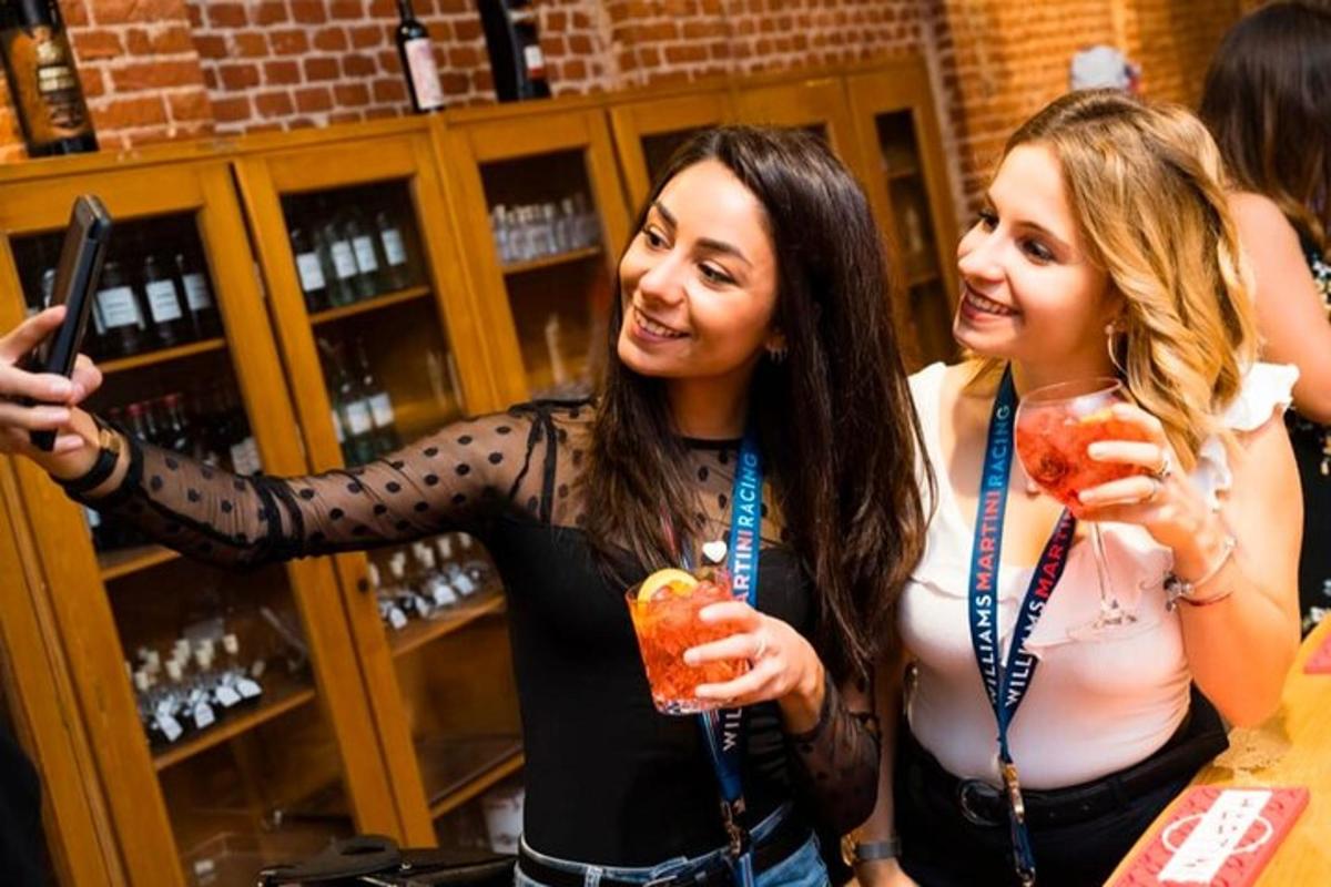 twee vrouwen houden drankjes vast in een wijnwinkel