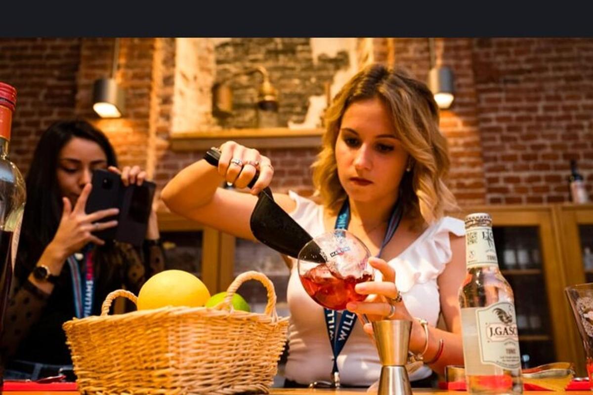 žena nalievajúca si nápoj do pohára