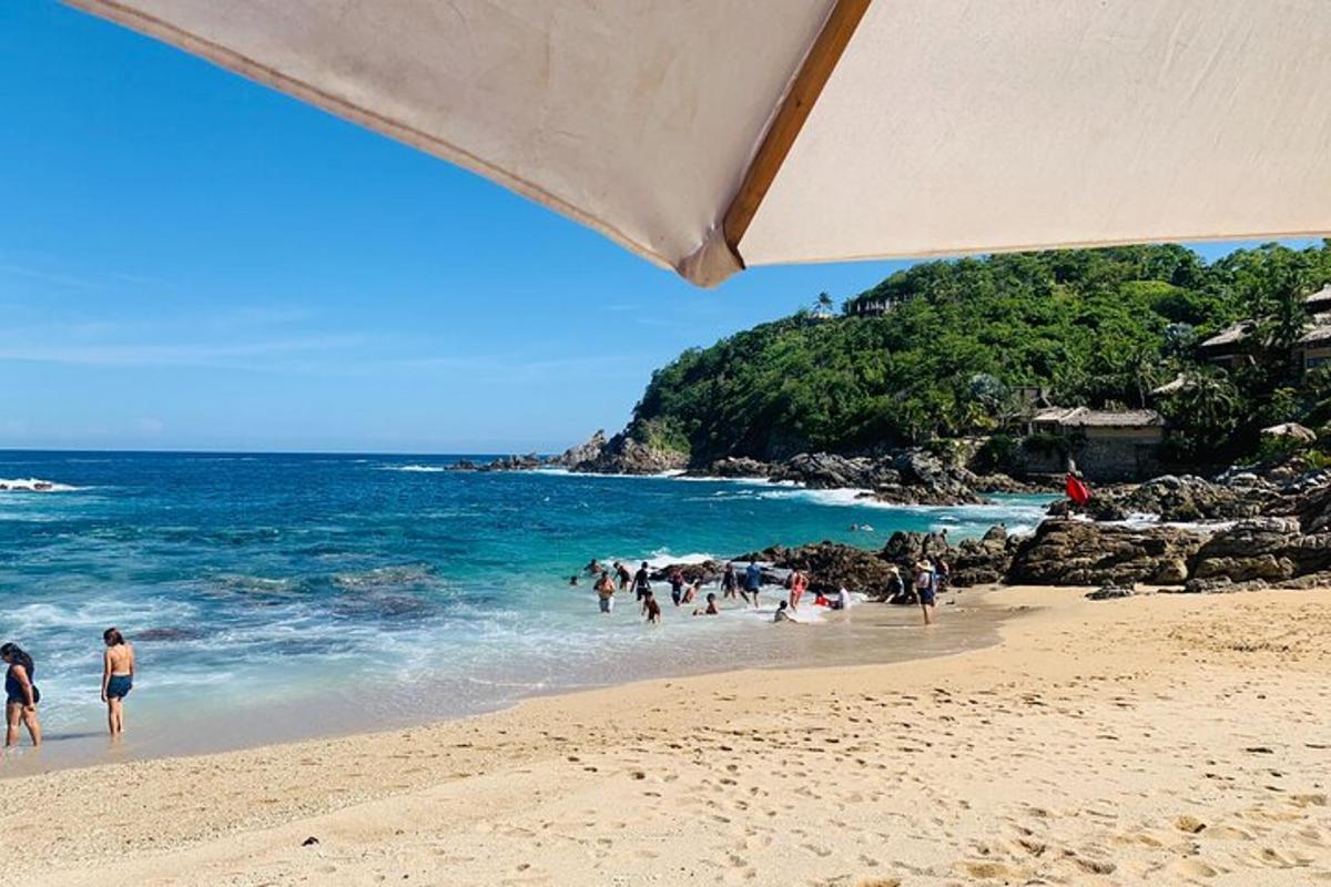 un gruppo di persone che camminano su una spiaggia