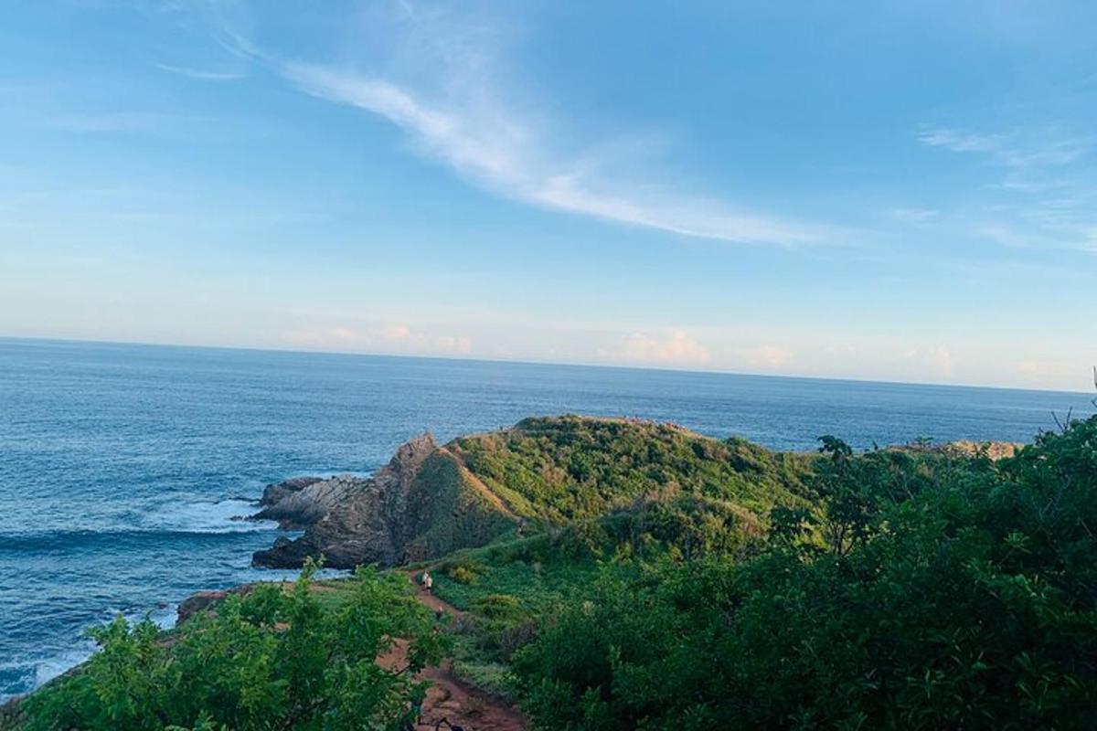 una vista sull'oceano e su un'isola rocciosa