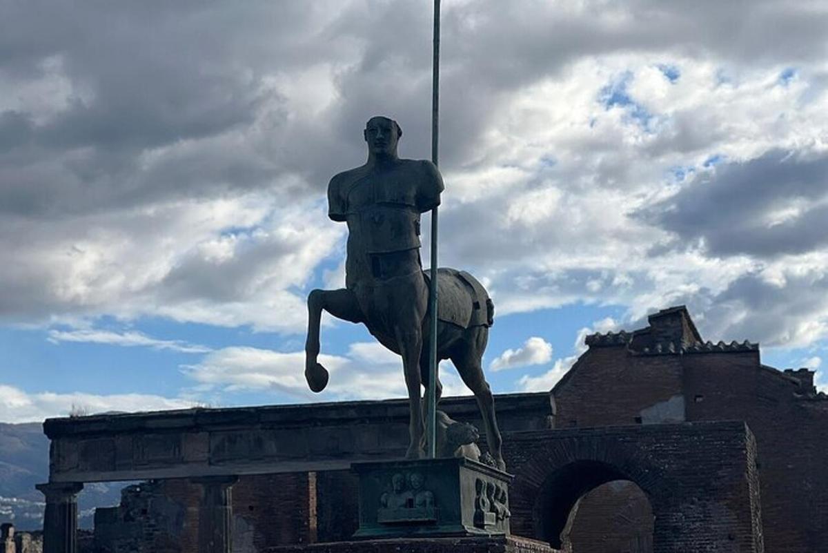 stytta af manni á hesti fyrir framan byggingu