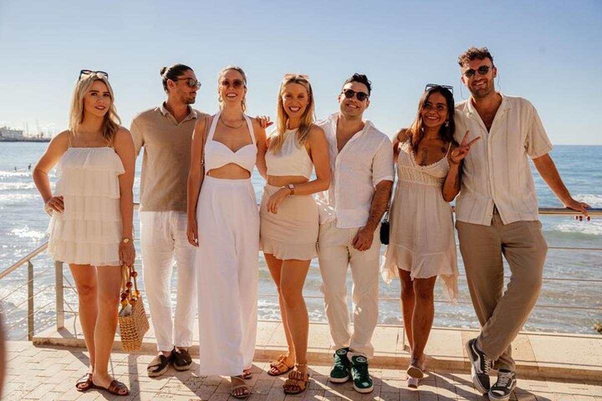 un gruppo di persone in posa per una foto in spiaggia
