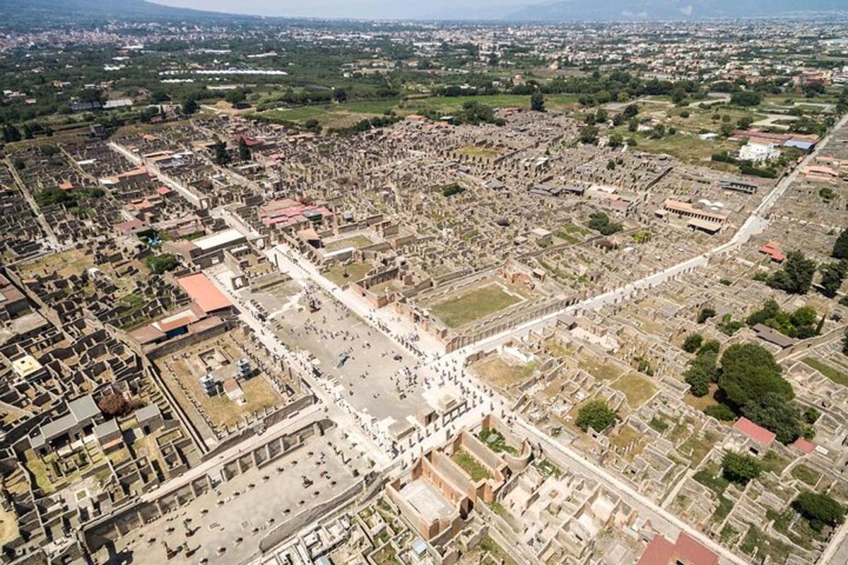uma vista aérea de uma cidade com edifícios