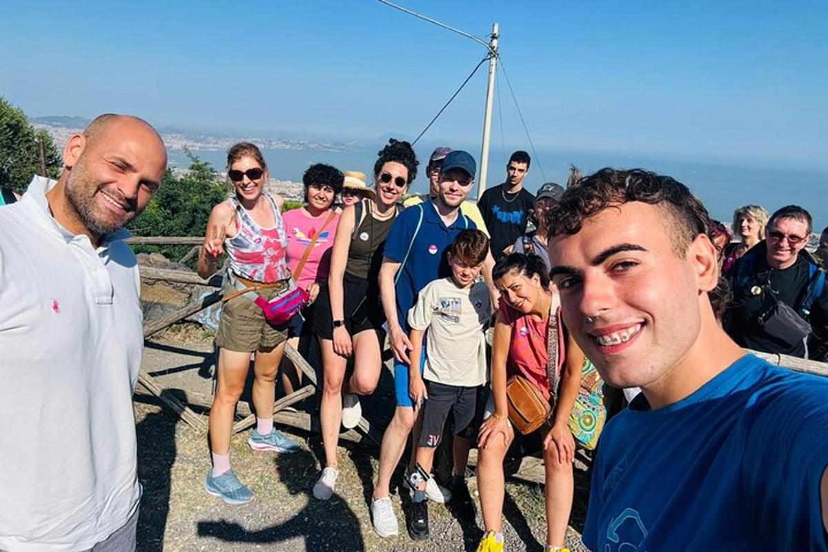 μια ομάδα ανθρώπων που ποζάρουν για μια φωτογραφία