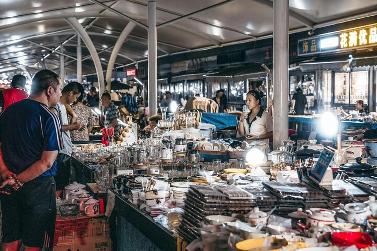 un gruppo di persone in piedi al mercato