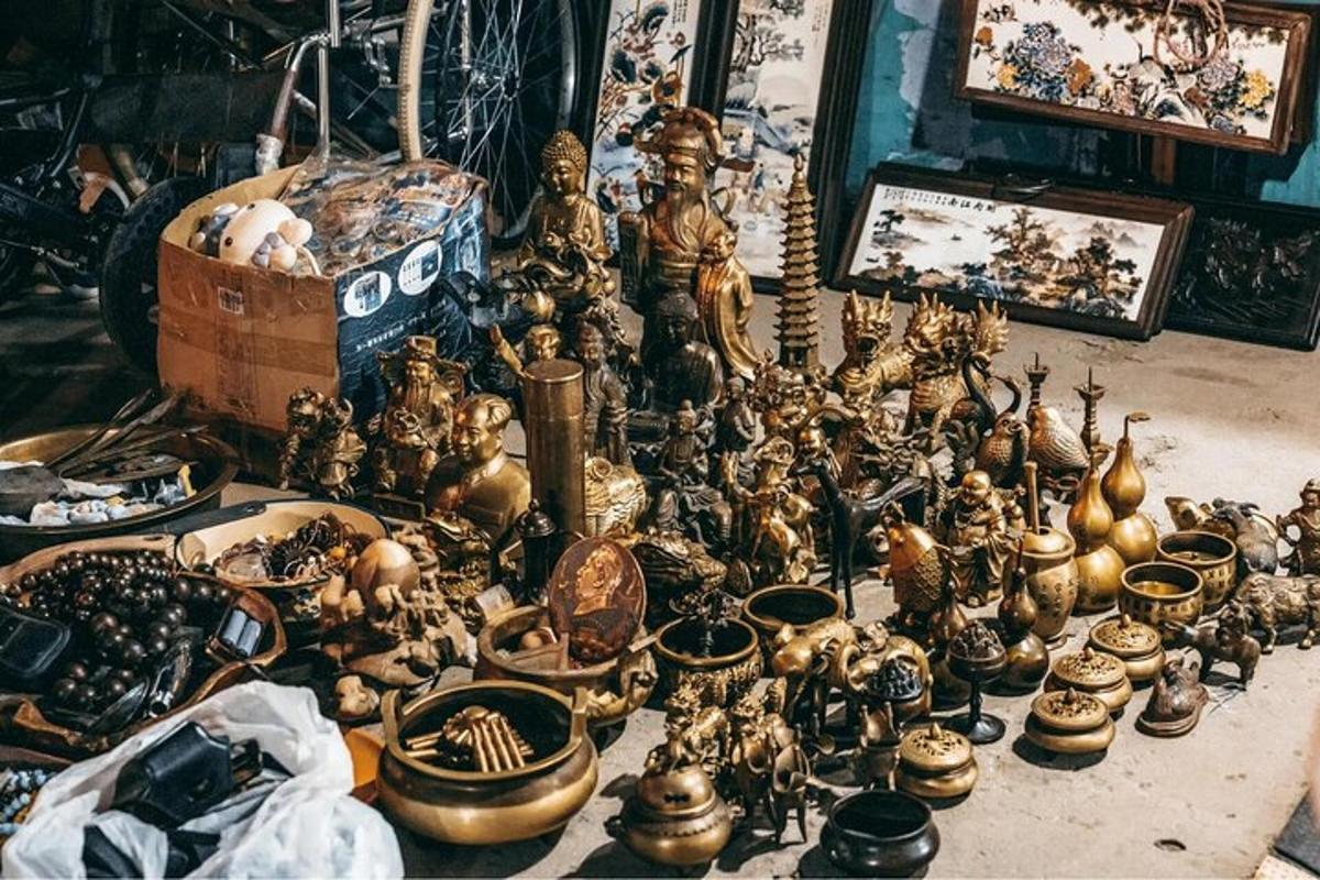 una pila di oggetti d'antiquariato appoggiata su un tavolo
