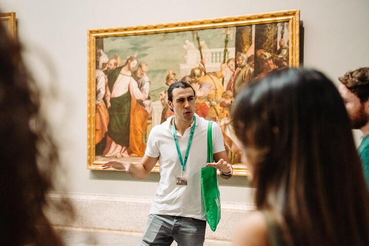 isang lalaking nakatayo sa harap ng isang painting sa isang museo