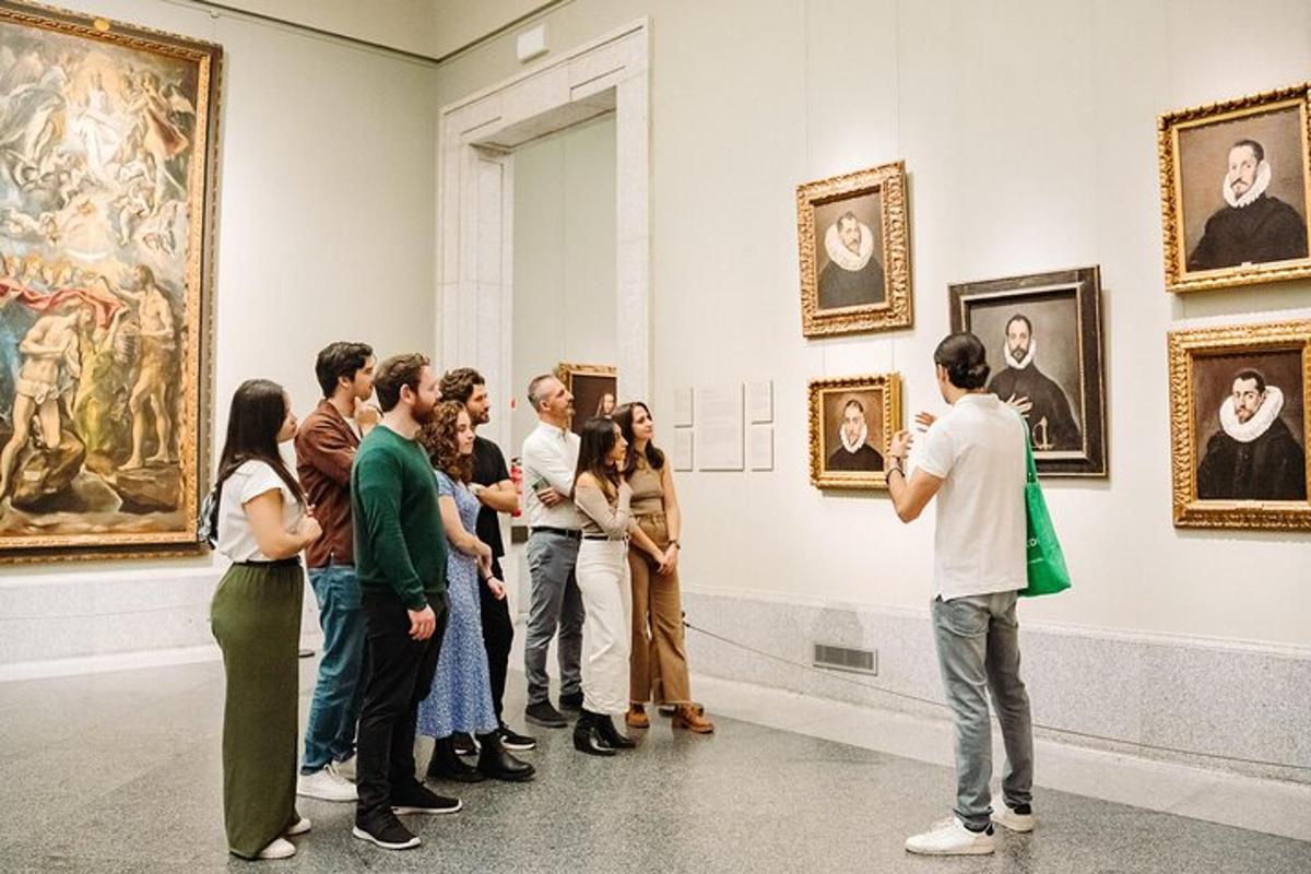 isang grupo ng mga tao na nakatayo sa isang museo na tumitingin sa sining