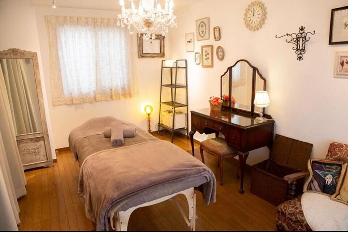 spalnica s posteljo, ogledalom in pisalno mizo