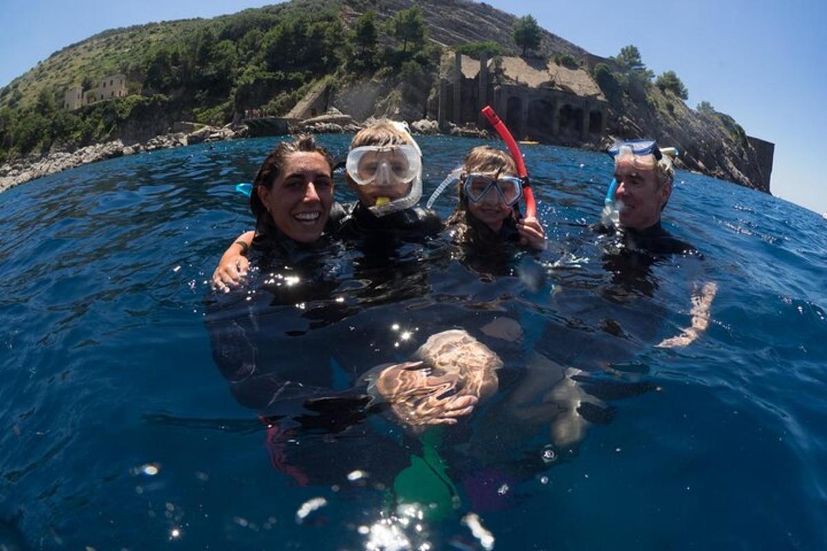 μια ομάδα ανθρώπων στο νερό με μάσκες