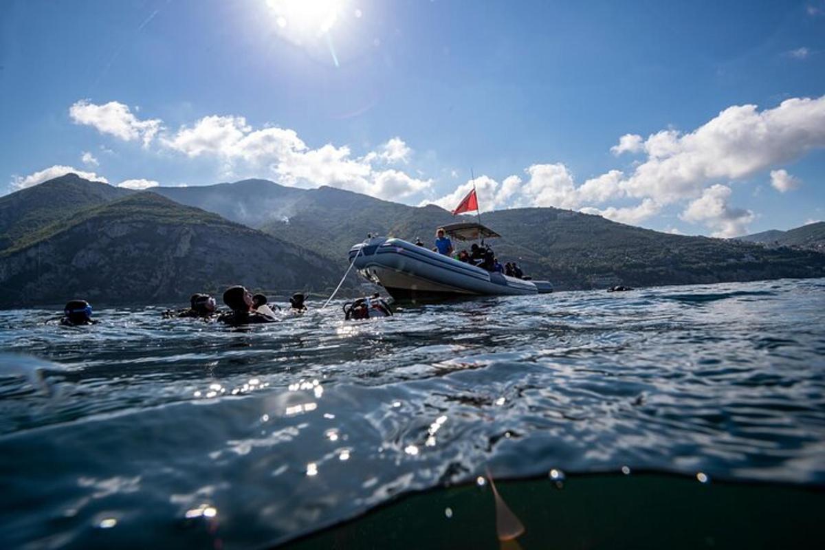 un groupe de personnes sur un bateau dans l'eau