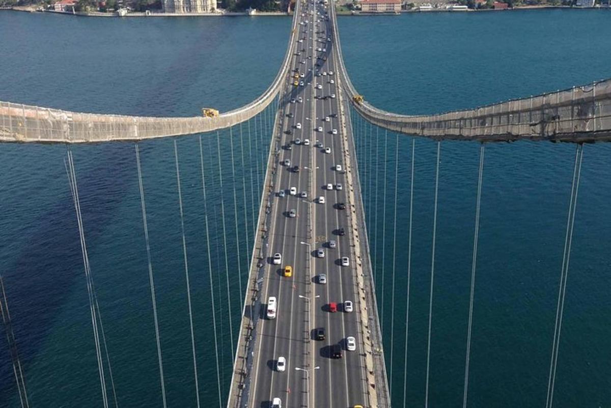 vista aèria d'un pont sobre l'aigua