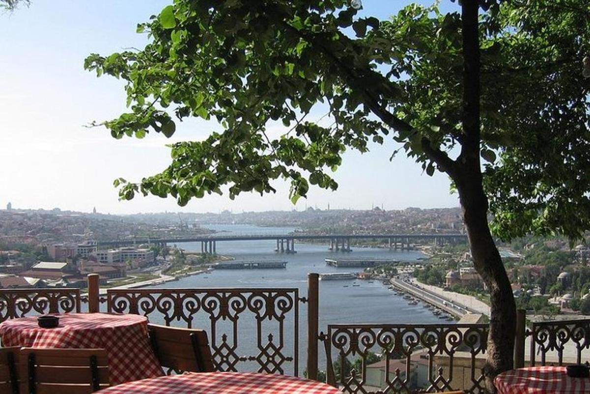 una vista d'un riu des d'un balcó