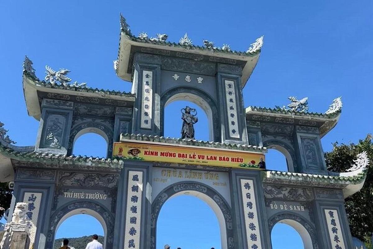 un edificio con una estatua encima
