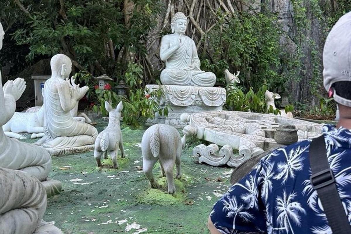 un grup d'ovelles dempeus en un jardí amb estàtues