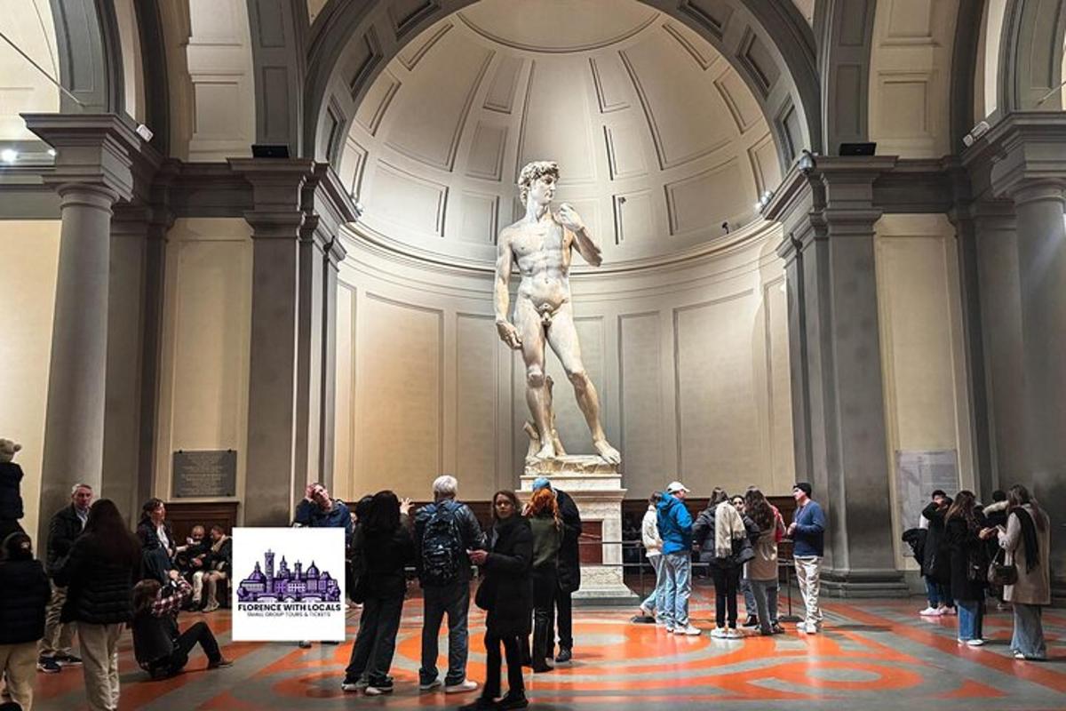 un grup de persones mirant una estàtua en un museu
