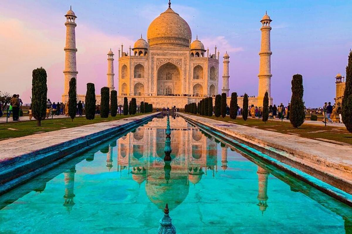 a Taj Mahal látképe a vízben tükröződő tükörképével