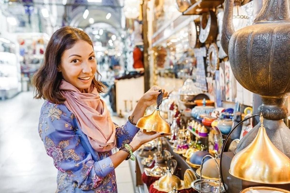 一位女士站在一家卖铃铛的商店里