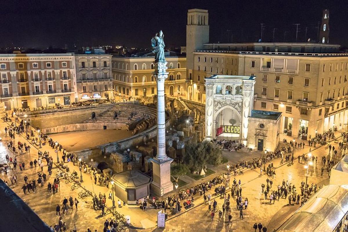 μια πόλη με ένα άγαλμα μπροστά από ένα κτίριο