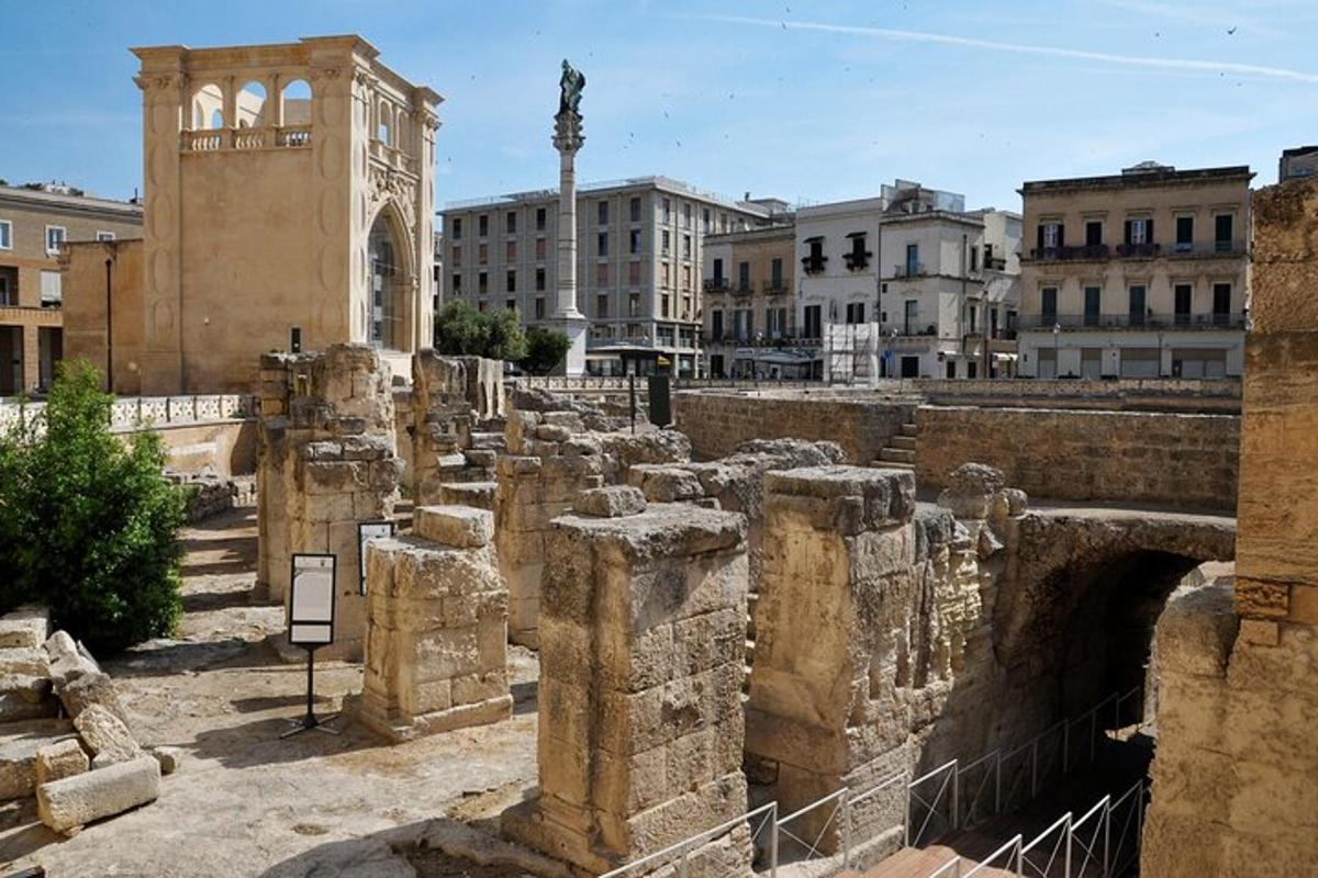 μια ομάδα ερειπίων σε μια πόλη με κτίρια