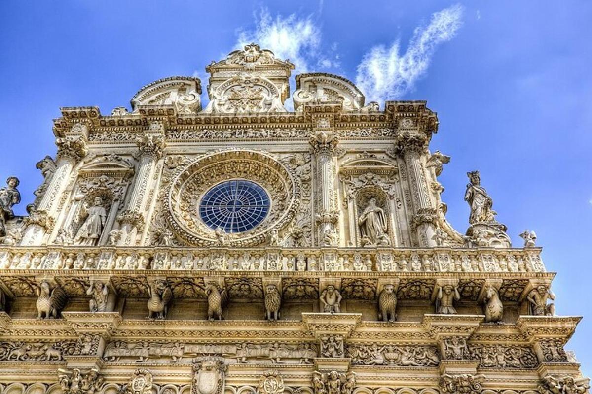 un edifici amb un rellotge a sobre