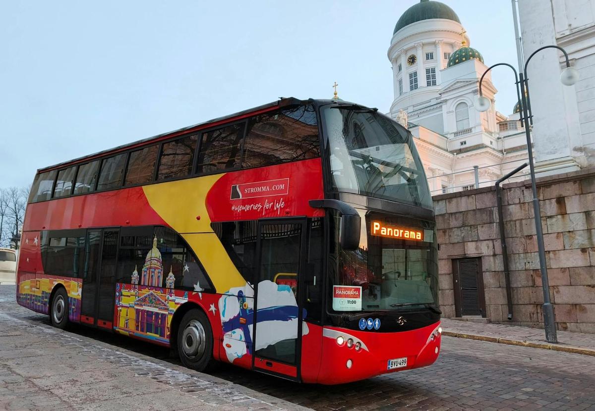 un autobus rosso a due piani parcheggiato davanti a un edificio