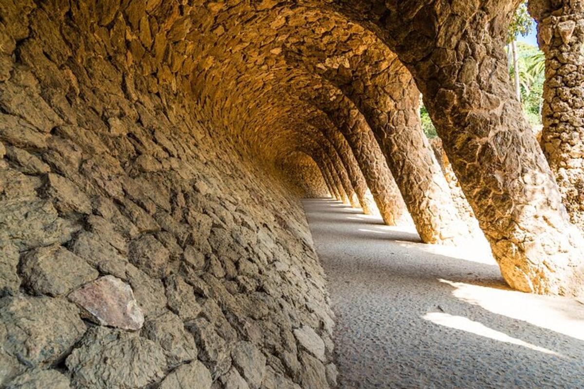 un tunel de piatră cu un zid de piatră