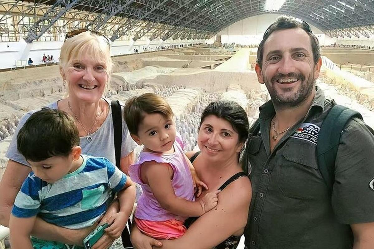 um grupo de pessoas posando para uma foto em um estádio