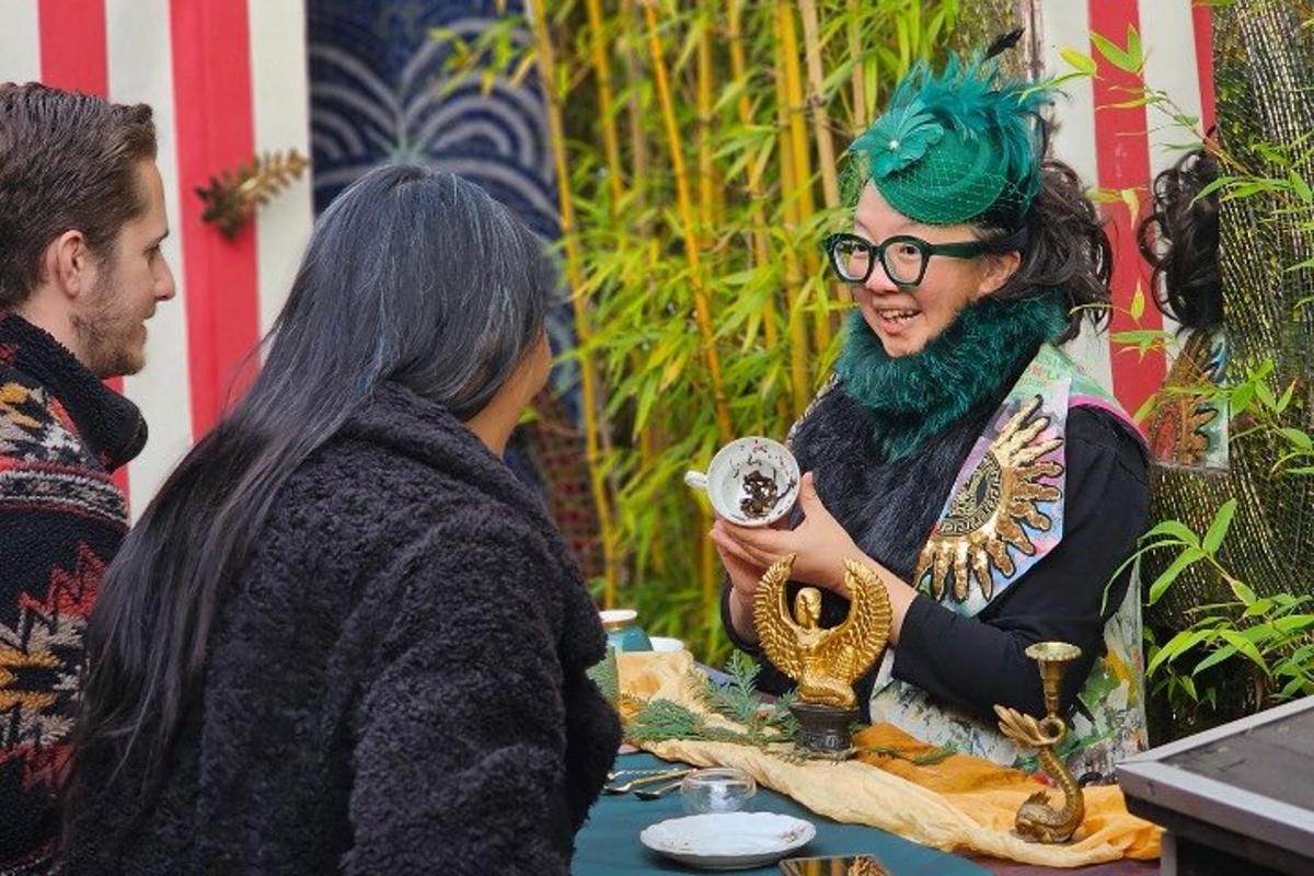 uma mulher de cabelo verde e óculos conversando com outra mulher