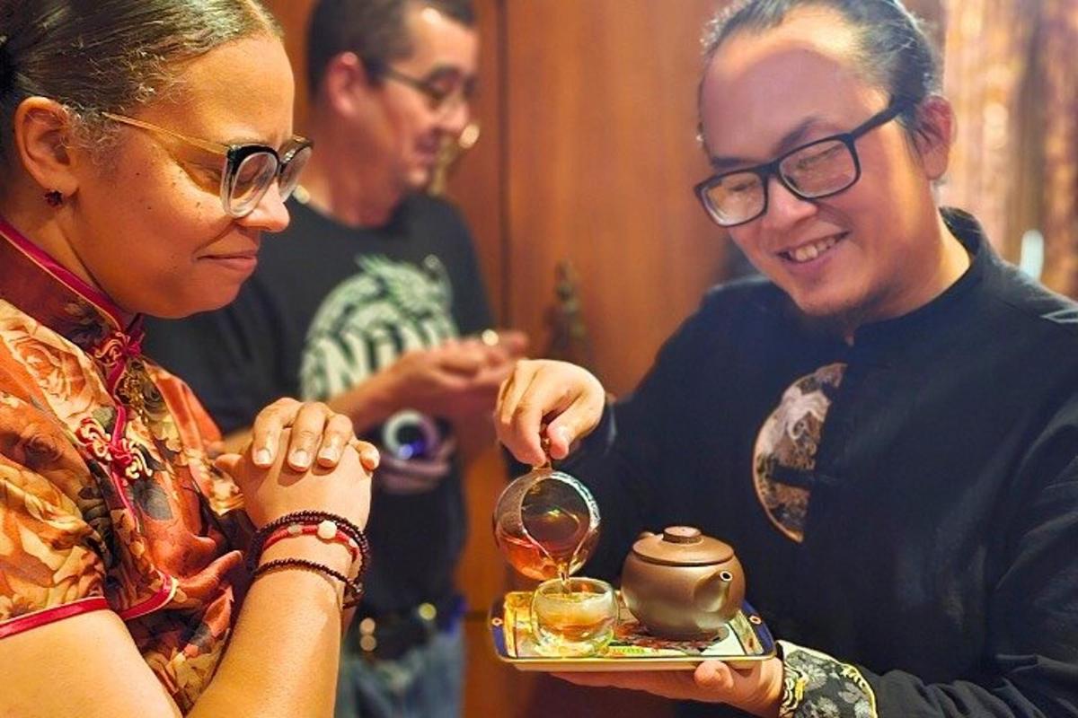 um homem e uma mulher servindo uma taça de vinho