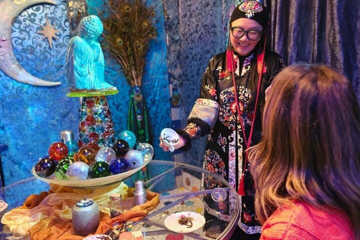 uma mulher em pé ao lado de uma mesa com uma tigela de enfeites