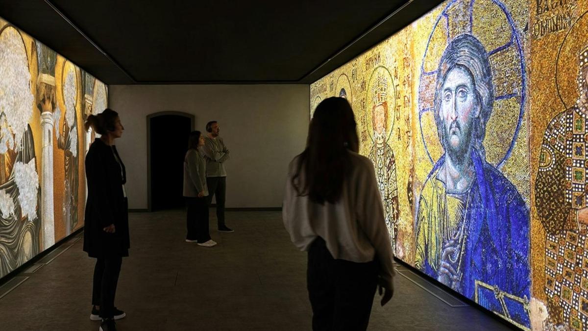 grupa ludzi oglądająca obrazy w muzeum sztuki